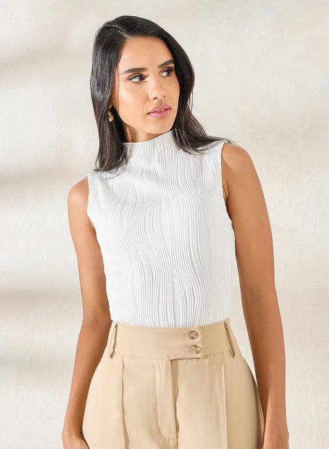 توب ضيق محبوك بياقة عالية وملمس مميز